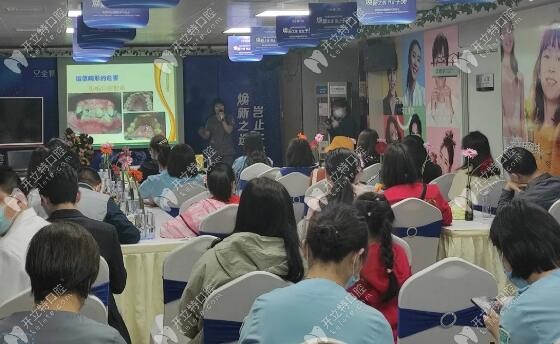 院崔立欣院長(zhǎng)對(duì)矯正病例進(jìn)行講解