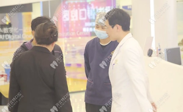 院長(zhǎng)及其團(tuán)隊(duì)成員與患者溝通