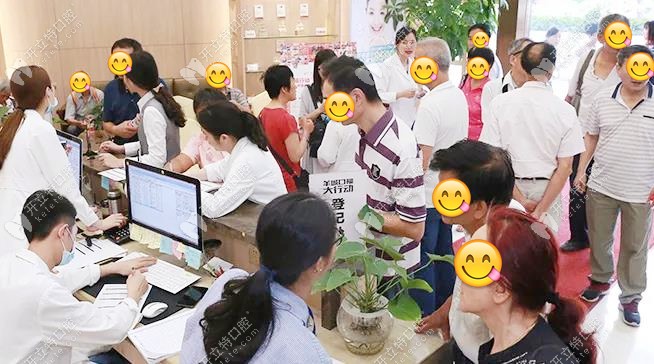 公益種牙活動(dòng)的報(bào)名現(xiàn)場(chǎng)